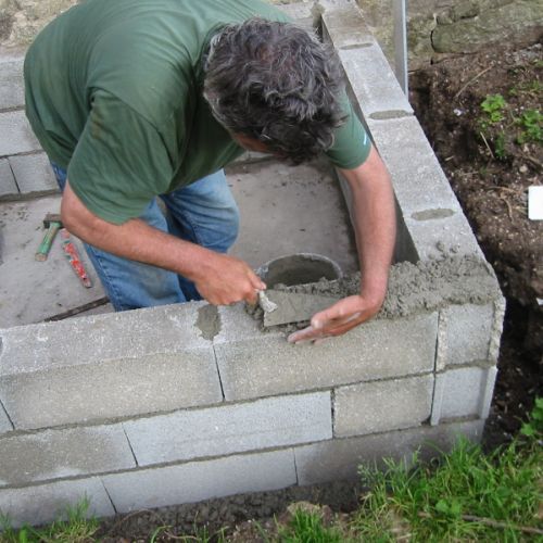 Montage des parpaings au mortier (2/3 de sable et 1/3 de ciment)