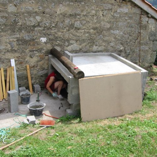 La dalle de sol de 12 cm est en mortier ou béton armé d'un grillage ou de tiges d'acier. Elle utilise un ciment normal.