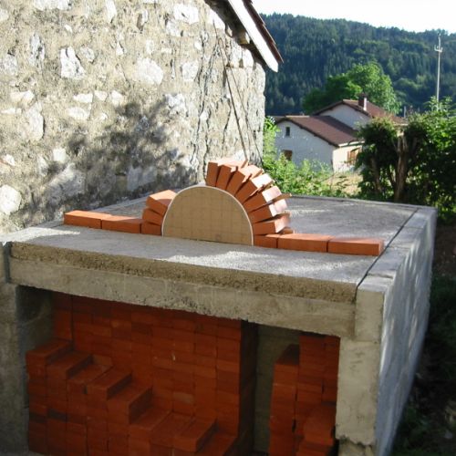 Constitution du porche d'entrée du four à l'aide de briques réfractaire et de mortier normal.