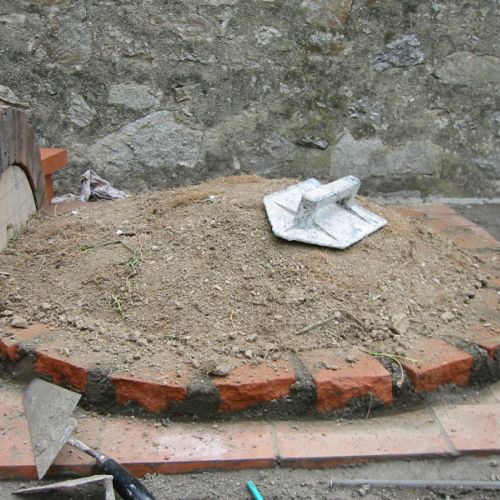 Il s'agit maintenant de reconstituer en sable mouillé et tassé de la forme que prendra la demie-sphère du four.