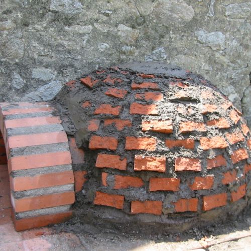Prenons soin de bien raccorder la demie-sphère avec le porche arrondi de l'entrée du four.