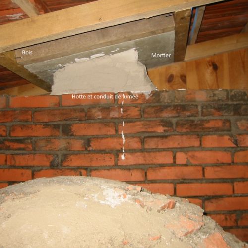 Vue de la hotte et du conduit de fumées par l'arrière.