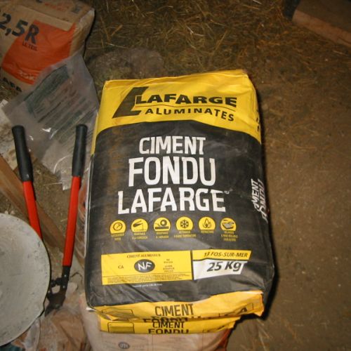 On utilise un mortier réfractaire pour la sole du four et sa structure hémisphérique.