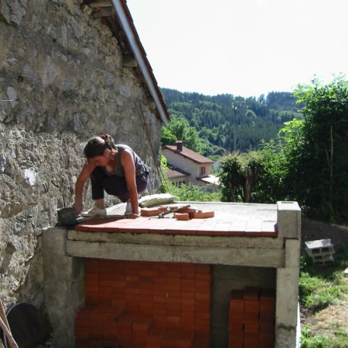 La sole réfractaire est recouverte de briques réfractaires collées à l'aide de colle ou de mortier réfractaire.