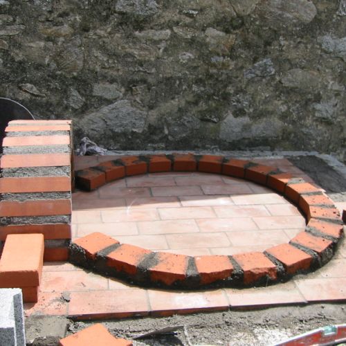 On pose le premier rang sur un cercle tracé à la craie sur la sole.