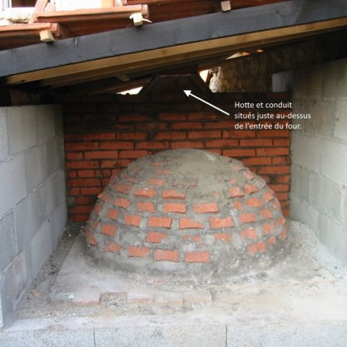 Il faut construire une hotte et un conduit de fumée au-dessus de l'entrée du four, par laquelle s'évacueront les fumées. Je n'ai malheureusement pas de photos pour illustrer cette hotte que nous apercevons