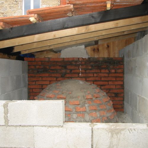 Avant de terminer le mur arrière, n'oubliez pas d'envelopper la demie-sphère de laine de verre.